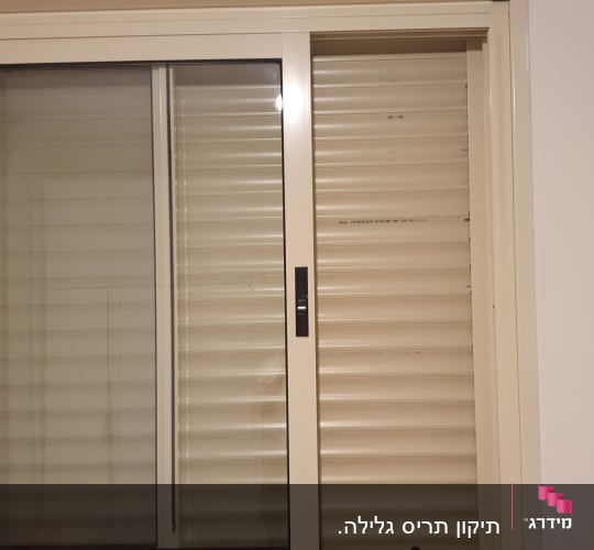 תריסים לבנים עם מסגרת חלון בהירה